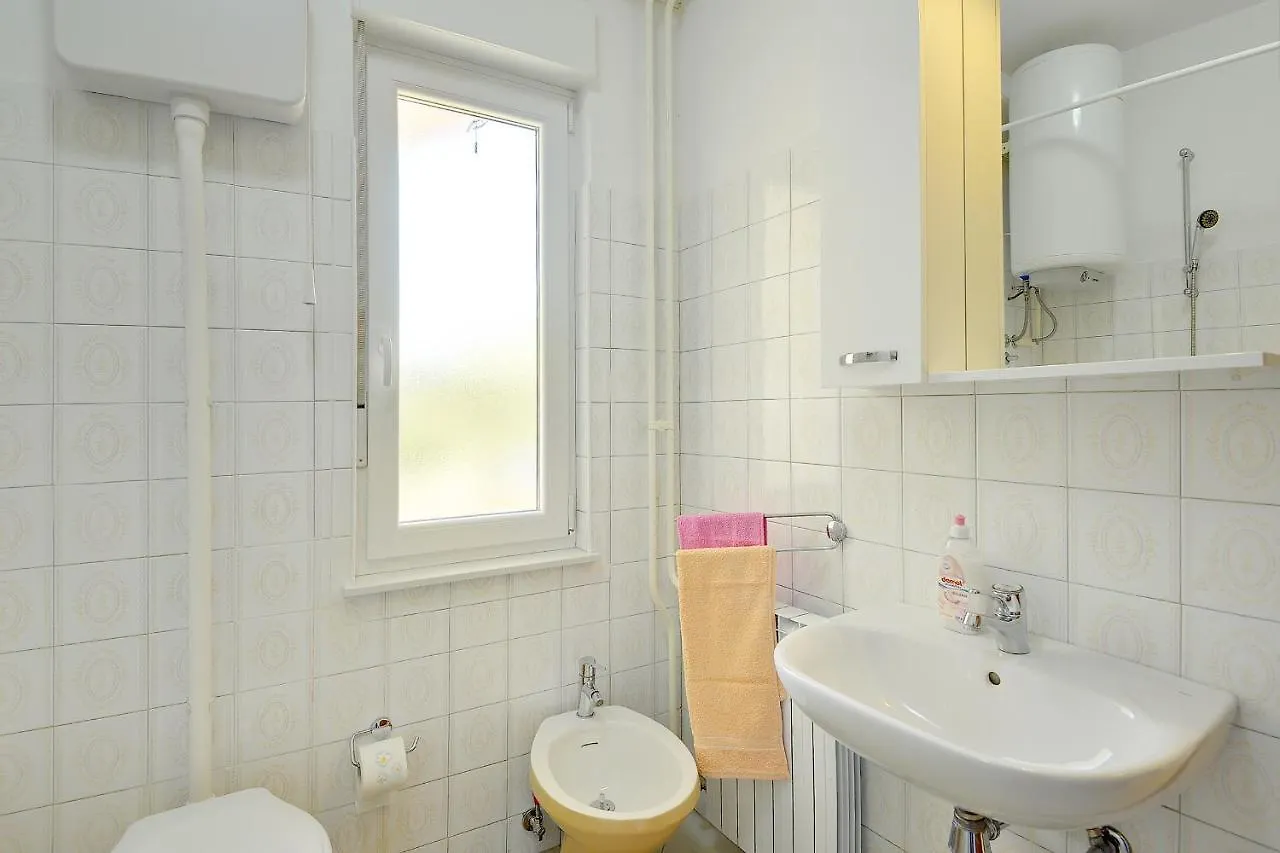 Apartment Ljuba بولا 0*,