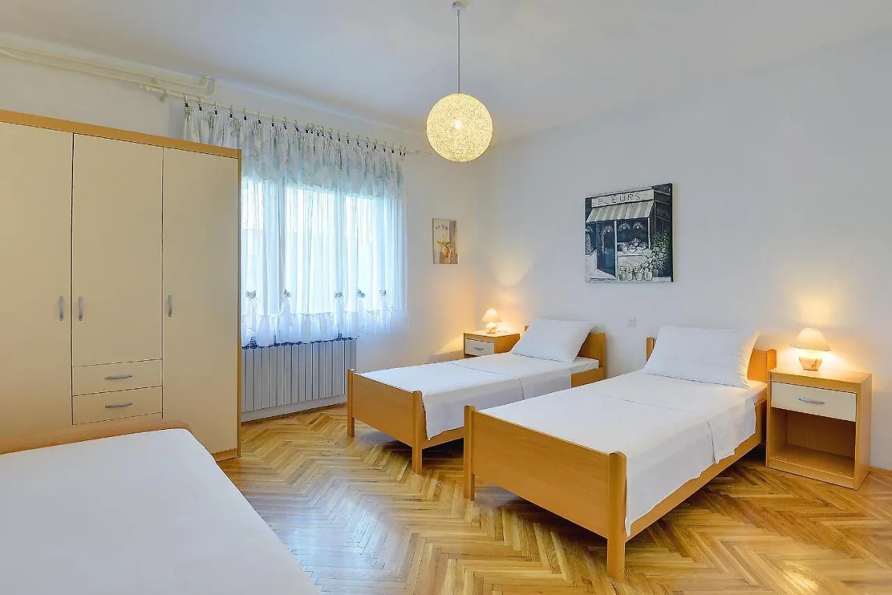 Apartment Ljuba بولا