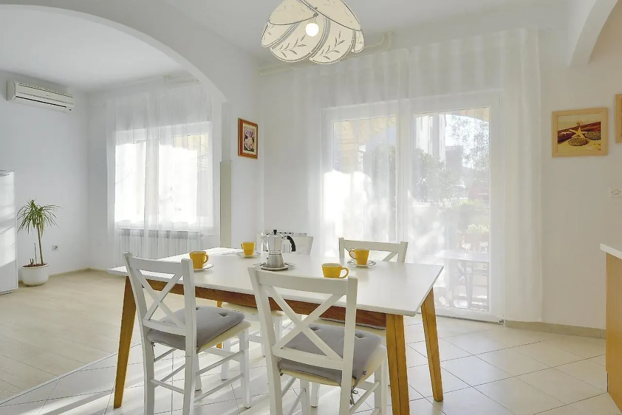 Apartment Ljuba بولا 0*,